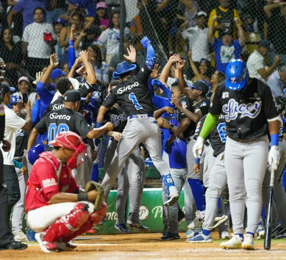 Los Tigres del Licey consiguen su tercera victoria en línea al derrotar a los Leones del Escogido