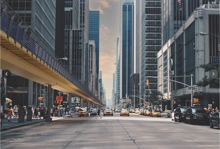 Encajar los carriles bicis en las ciudades no es sencillo. Alguien ha dado con una solución: elevarlos